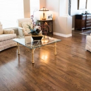 Piso Laminado estilo rustico Sala con piso laminado de Villa Pisos