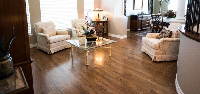 Sala con piso laminado de Villa Pisos