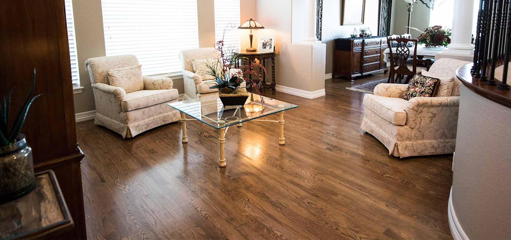 Sala con piso laminado de Villa Pisos