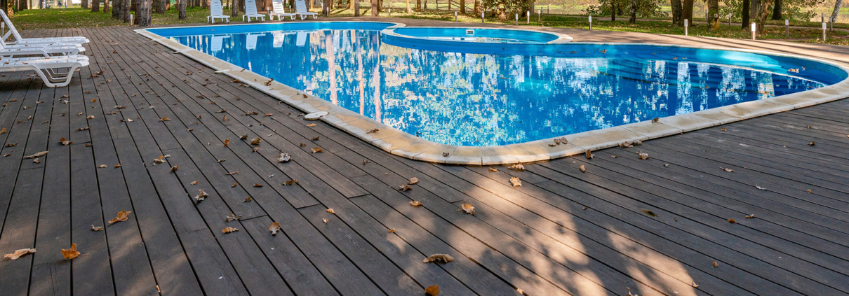 Deck en piscina por Villa Pisos