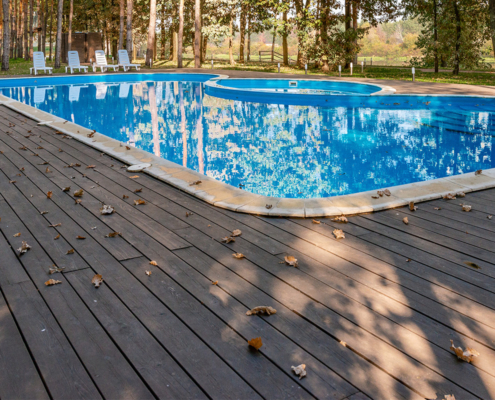 Deck en piscina por Villa Pisos