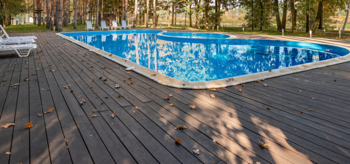 Deck en piscina por Villa Pisos