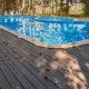 Deck en piscina por Villa Pisos